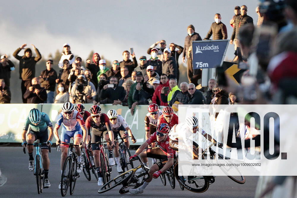 KW 07 Norwegian Tobias Foss of Jumbo-Visma (2R) and Colombian Sergio Higuita (R) of Bora-Hansgrohe fall during the sprint of the second stage of the Volta ao Algarve cycling race, from Albufeira to Alto da Foia Monchique (182,4 km), in Portugal, Thursday 17 February 2022. The Tour of the Algarve is taking place from 16 to 20 Ferbuary in the south of Portugal. FILIPExFARINHA x10751440x