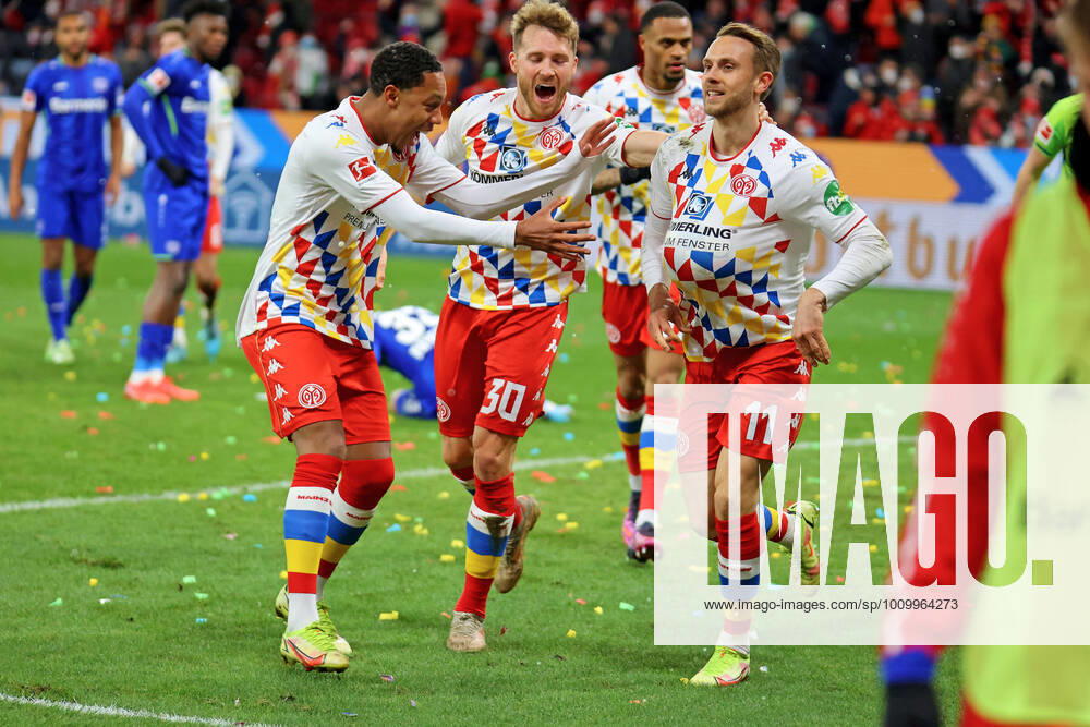 KW 07 Mainz, Deutschland 18. Februar 2022: 1. BL - 2021 2022 - FSV Mainz 05 vs. Bayer 04 Leverkusen Torschuetze Marcus Ingvartsen (Mainz)(1. v.re.) freut sich ueber sein Siegor zum 3:2. DFL regulations prohibit any use of photographs as image sequences tand or quasi-video Mewa Arena Rheinland - Pfalz