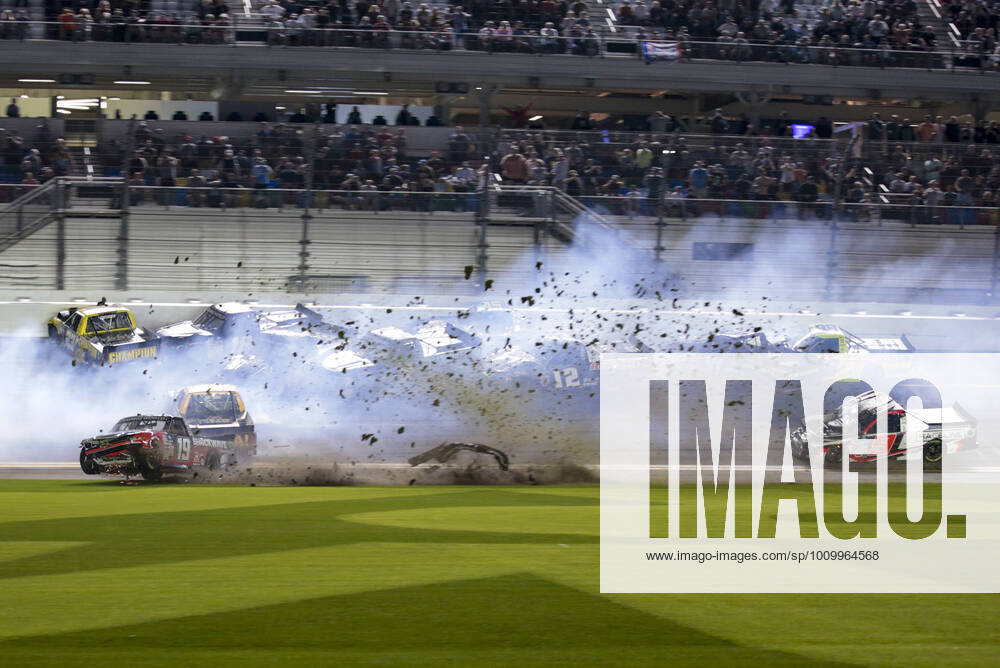 KW 07 DAYTONA, FL - FEBRUARY 18: Derek Kraus ( 19 Shockwave Chevrolet) spins through the grass while several trucks crash during the NextEra Energy 250 on February 18, 2022 at Daytona International Speedway in Daytona Beach, Fl. (Photo by David Rosenblum Icon Sportswire) AUTO: FEB 18 NASCAR, Motorsport, USA Camping World Truck Series - NextEra Energy 250 Icon220218109118