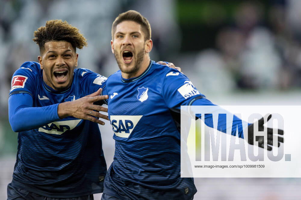KW 07 Fußball: 1. Bundesliga, 23. Spieltag, VfL Wolfsburg - TSG Hoffenheim am 19.02.2022 in der Volkswagen Arena in Wolfsburg. Hoffenheims Georginio Rutter (l) und Hoffenheims Andrej Kramaric (r) beim Torjubel zur 2:1 Führung für Hoffenheim. DFL REGULATIONS PROHIBIT ANY USE OF PHOTOGRAPHS AS IMAGE SEQUENCES AND OR QUASI-VIDEO.