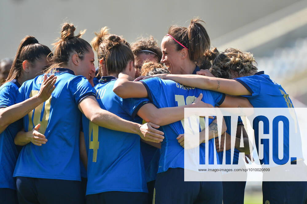 Torjubel Italien nach dem 2:0, Martina Lenzzini (Italien),Arianna Caruso (Italien), Manuela Giugliano (Italien), 20.02.2022, Faro, Fussball, Frauen, Algarve Cup, Norwegen - Portugal