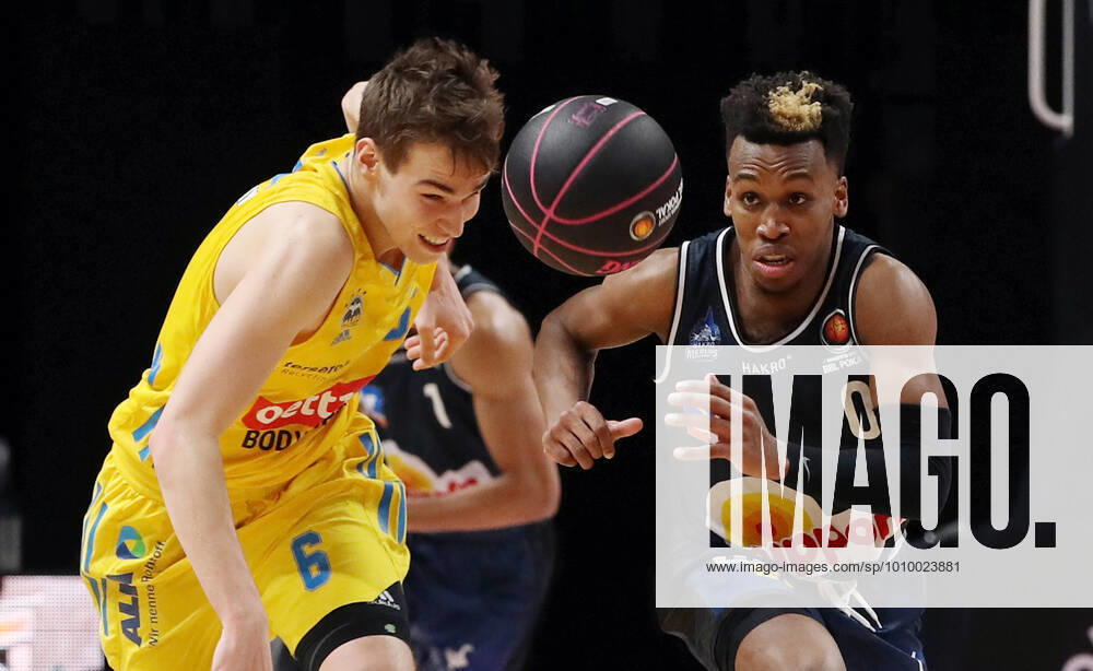 KW 07 Malte Delow, TJ Shorts II Aktion Spielszene Zweikampf Basketball BBL Pokal Top Four Herren Finale Saison 2021 2022 20.02.2022 Alba Berlin vs. HAKRO Merlins Crailsheim