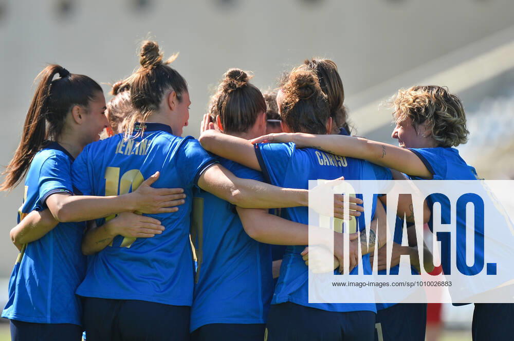 Torjubel Italien nach dem 2:0, Martina Lenzzini (Italien),Arianna Caruso (Italien), Manuela Giugliano (Italien), 20.02.2022, Faro, Fussball, Frauen, Algarve Cup, Norwegen - Italien