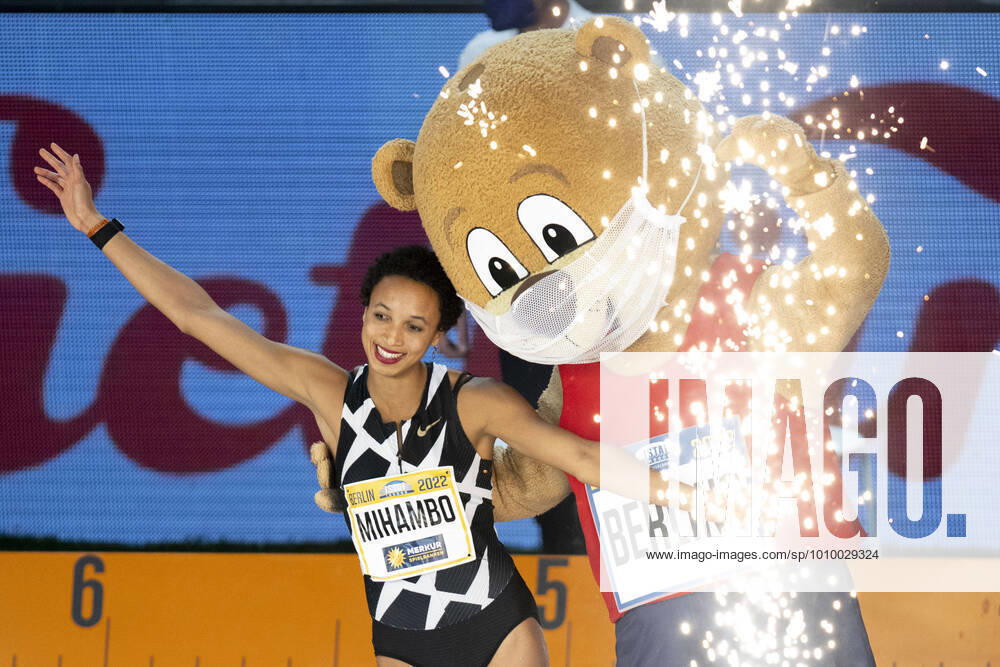 KW 07 Leichtathletik: ISTAF Indoor am 20.02.2022 im ISS Dome in Düsseldorf, Frauen Weitsprung- Women Long Jump Women -TK- 1 Malaika Mihambo (LG Kurpfalz, Germany) Malaika Mihambo beim Sprung. Sie macht den ersten Platz und springt 6,96 Meter.
