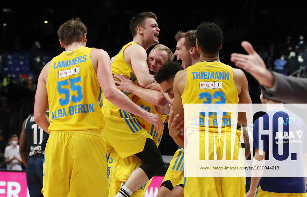 KW 07 Pokalsieger Ben Lammers, Jonas Mattissek, Luke Sikma, Malte Delow, Johannes Thiemann, Tamir Blatt jubelnd Freude Emotion Jubel nach Spielende Basketball BBL Pokal Top Four Herren Finale Saison 2021 2022 20.02.2022 Alba Berlin vs. HAKRO Merlins Crailsheim