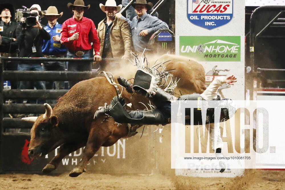 KW08 LOS ANGELES, CA - FEBRUARY 22: Stetson Lawrence gets bucked from bull Marquis Metal Works Red Clark during the PBR Pluto TV Invitational, on February 22nd, 2022, at the Crypto.com Arena in Los Angeles, California. (Photo by Chris Elise Icon Sportswire) RODEO: FEB 22 PBR Pluto TV Invitational Icon220222002