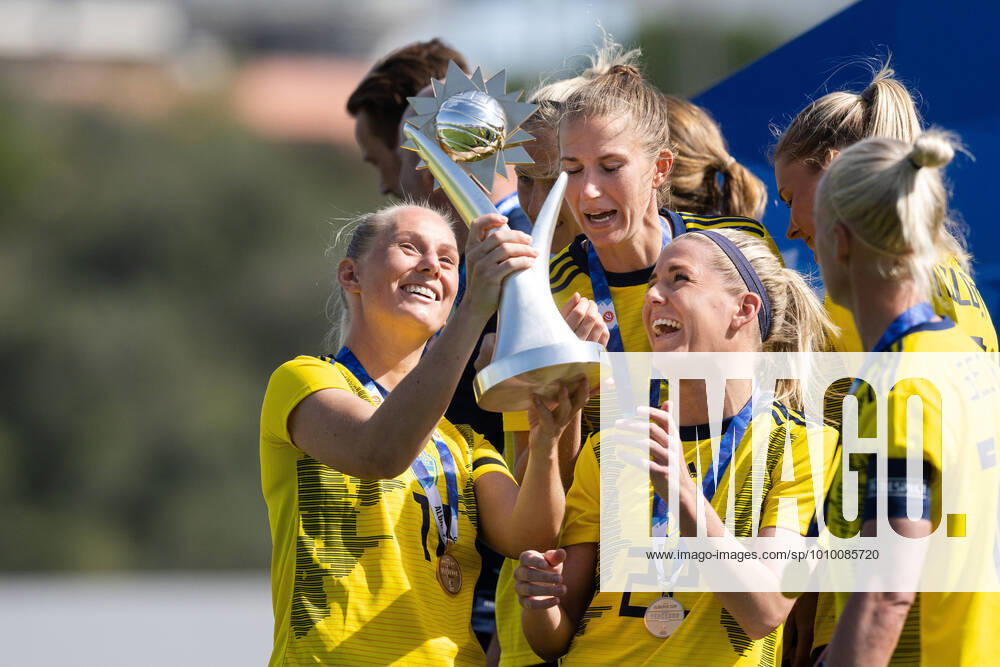 Stina Blackstenius and Olivia Schough of Sweden celebrate with the trophy after the Algarve Cup final football match between Sweden and Italy on February 23, 2022 in Lagos. Photo: Ludvig Thunman BILDBYRAN kod LT LT0287 fotboll football soccer fotball algarve cup sverige sweden italien italy dam bbeng women s women jubel