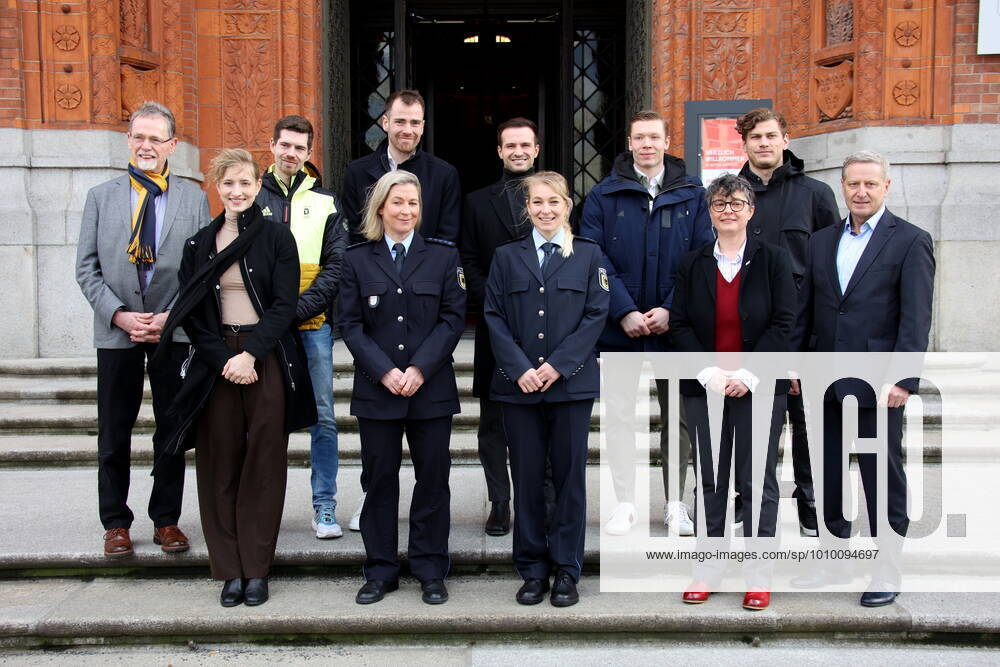 DEU, Empfang der Olympiateilnehmer, 23.02.2021, Rote Rathaus, Berlin, DEU, Empfang der Olympiateilnehmer, im Bild Claudia Pechstein und Michelle Uhrig (Eisschnelllauf) Paul Fentz, Minerva Hase und Nolan Seegert (Eiskunstlauf) Mathias Niederberger, Marcel Noebels, Jonas Mueller,, Leonhard Pförderl (Eishockey) Iris Spranger, Senatorin für Inneres, Digitalisierung und Dr. Harry Baehr, Leiter des Olympiastuetzpunktes Berlin Thomas Haertel, Präsident des Landessportbundes Berlin