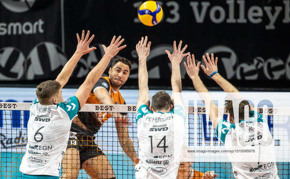 Berlin, Volleyball: 1.Bundesliga, Maenner, Zwischenrunde, 6. Spieltag, Berlin Volleys - SWD powervolleys Dueren, Max-Schmeling-Halle. Berlins Benjamin Patch (2.v.l) spielt den Ball gegen den Block aus Erik Roehrs (l), David Pettersson und Filip John (r) von Powervolleys Dueren. BR Volleys - Powervolleys Dueren
