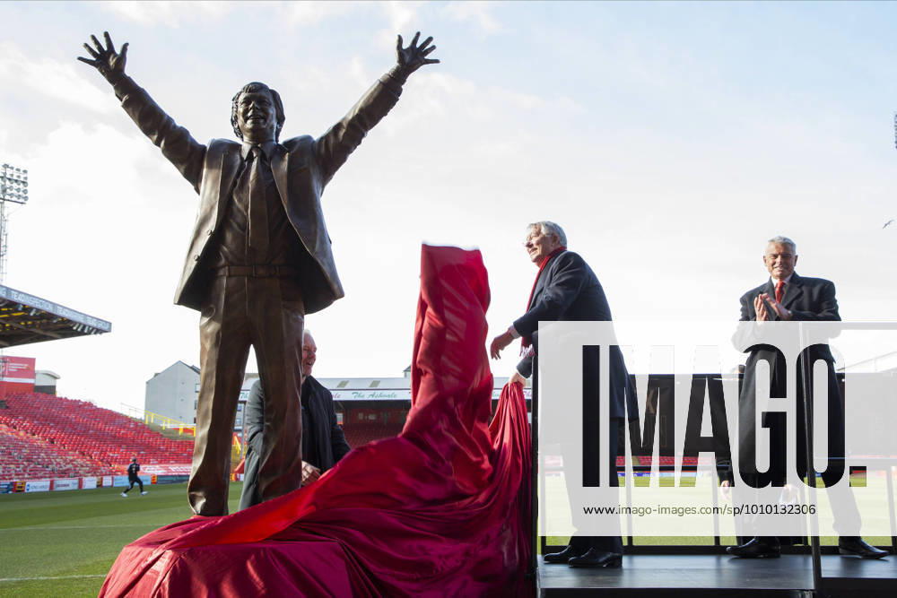 KW08 Aberdeen 25-02-2022. Sir Alex Ferguson Statue Sir Alex Ferguson unveils a statue in honour of himself at Pittodrie Stadium, Aberdeen, Scotland on 25 February 2022. Aberdeen Pittodrie Stadium Aberdeenshire Scotland Editorial use only ,