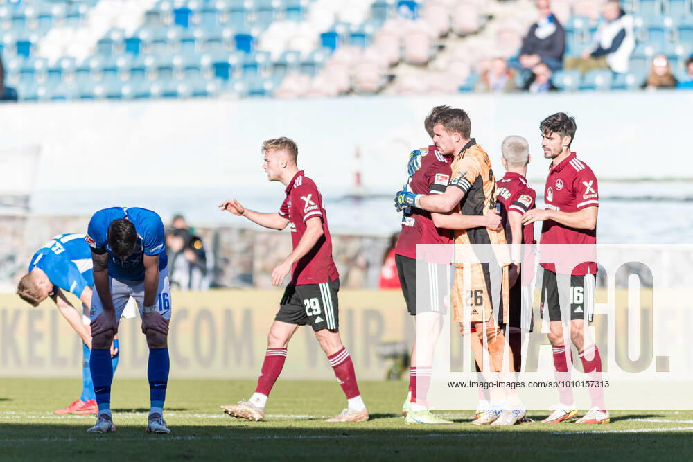 Rostock, Deutschland 26. Februar 2022: 2. BL - 2021 2022 - FC Hansa Rostock vs. 1. FC Nuernberg v.li. Hanno Behrens (Hansa Rostock) und Ryan Malone (Hansa Rostock) unzufrieden rechts die Mannschaft von Nürnberg feiert den Sieg DFB regulations prohibit any use of photographs as image sequences and or quasi-video. Ostseestadion Mecklenburg-Vorpommern