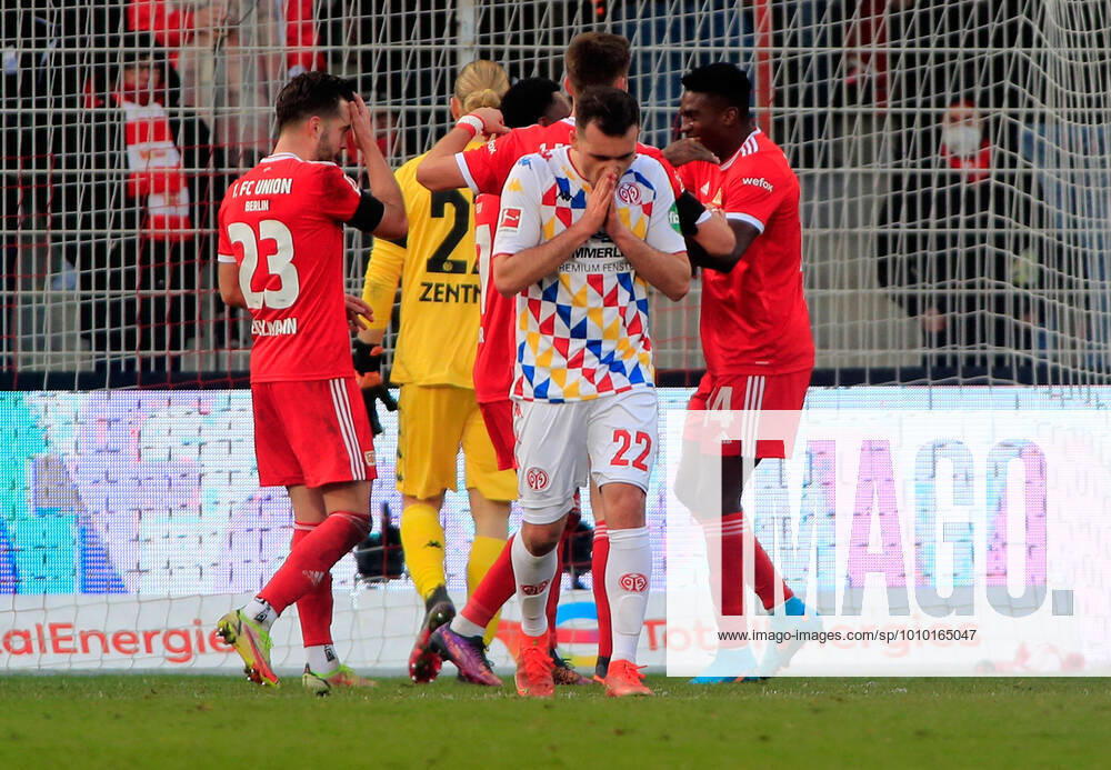 Fussball 1.Bundesliga, Union Berlin - 1.FSV Mainz 05, v.l. Torjubel nach dem Tor zum celebrating the goal celebrate 3:0 durch Taiwo Awoniyi (1. FC Union Berlin) Kevin Stoeger (FSV Mainz 05) enttaeuscht traurig frustriert dissapointed Berlin