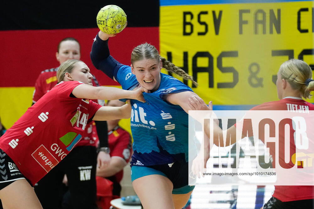 KW08 Julia Niewiadomska (Halle, 44), Charlotte Kaehr (BSV, 17), SV Union Halle-Neustadt vs. Buxtehuder SV, Handball Frauen, Bundesliga, 16. Spieltag, 2021 2022, 26.02.2022, SV Union Halle-Neustadt vs. Buxtehuder SV, Handball Frauen, Bundesliga, 16. Spieltag, 2021 2022, 26.02.2022, Halle (Saale)