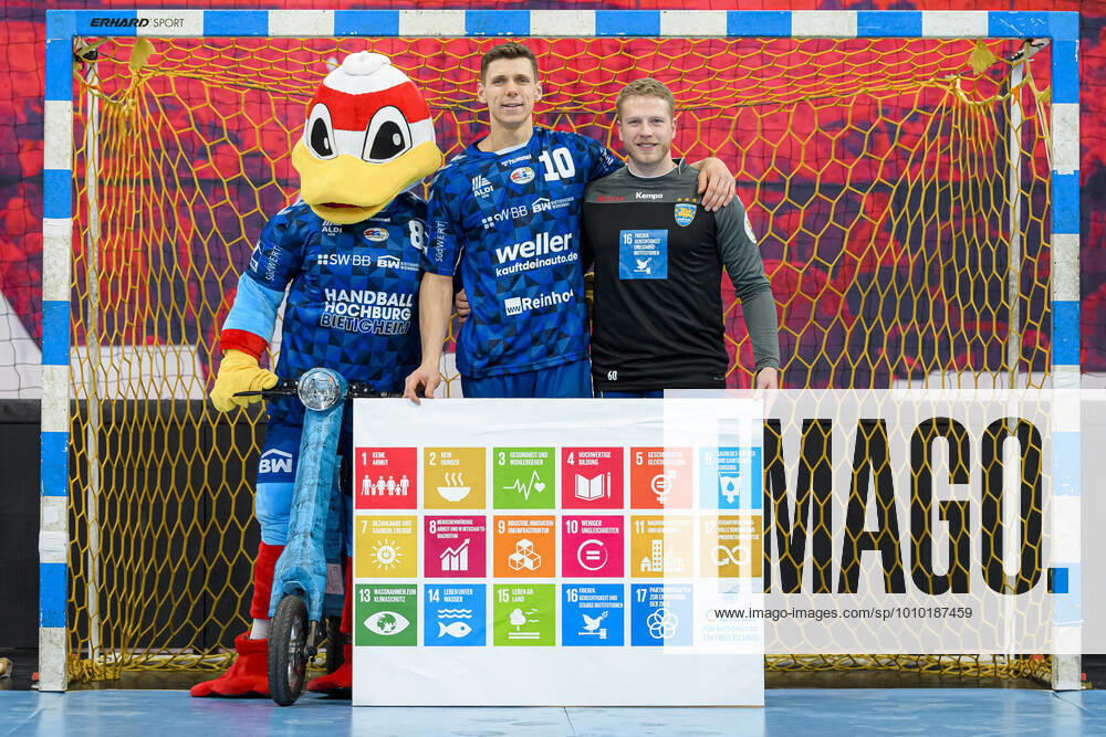 Bietigheim, Deutschland 26. Februar 2022: 2. BL - 21 22 - SG BBM Bietigheim vs. HC Empor Rostock Tim Dahlhaus (SG BBM Bietigheim), Marc Pechstein (Rostock), Projekt Ziele für nachhaltige Entwicklung Bietigheim-Bissingen Egetrans Arena Baden-Württemberg Deutschland