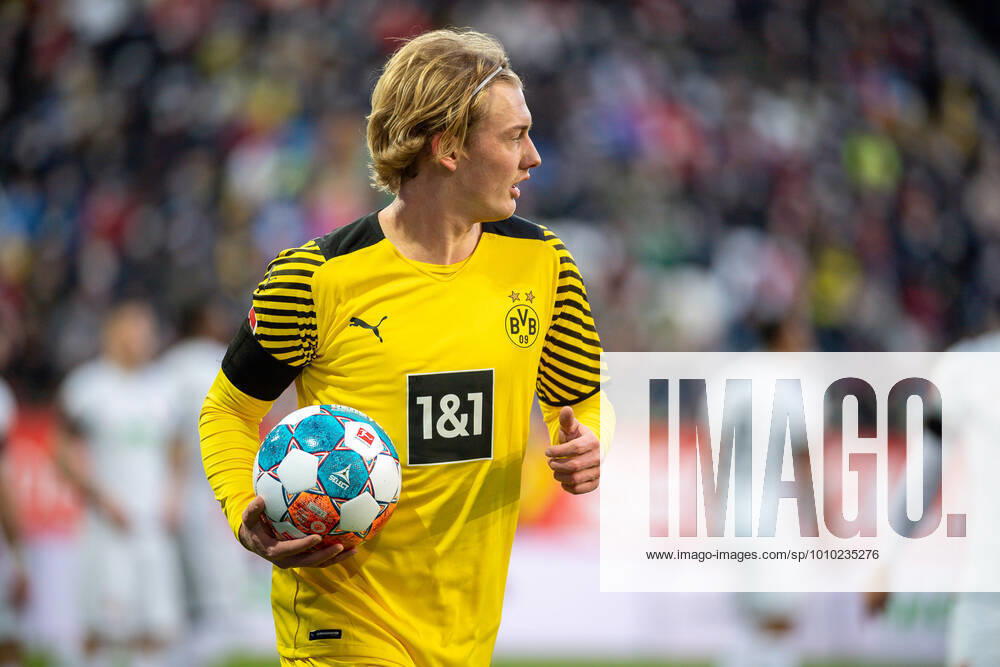 Julian Brandt (Borussia Dortmund, 19), GER, FC Augsburg vs. Borussia Dortmund, Fussball, Bundesliga, 24. Spieltag, Spielzeit 2021 2022, 26.02.2022, DFB DFL regulations prohibit any use of photographs as image sequences and or quasi-video., GER, FC Augsburg vs. Borussia Dortmund, Fussball, Bundesliga, 24. Spieltag, Spielzeit 2021 2022, 26.02.2022 Augsburg