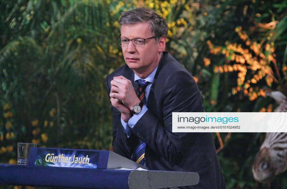 95 Guenther Jauch am 07.04.2011 bei der Aufzeichnung der Sendung Das unglaubliche Quiz der Tiere im Studio K in Berlin-Adlershof NDR fuer ARD (Das Erste) - Sendetermin: 21.04.2011 ARD (Das Erste) 20:15 Uhr, Kandidaten, Fernsehen, ARD, Fernsehlotterie, Ein Platz an der Sonne - - Berlin Berlin Deutschland, Germany