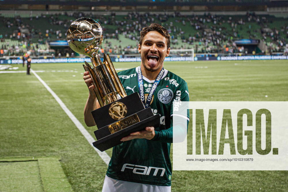 KW09 Palmeiras X Athético PR SÃO PAULO, SP - 03.03.2022: PALMEIRAS X ATHÉTICO PR - Raphael Veiga lifts the cup after the match between Palmeiras X Athlético Paranaense, valid for the return game of the 2022 Recopa final, held at Allianz Parque, on the night of this Wednesday, March 2, 2022. (Photo: Van Campos Fotoarena) x2175965x VanxCampos