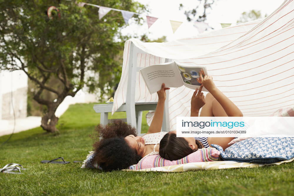 IMAGO Creative, Jahreszeit Sommer, Sonnenschutz garten,kindheit,vorlesen