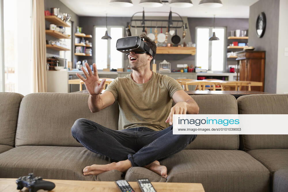 IMAGO Creative, Lifestyle, Gaming mann,virtuelle realität,videobrille