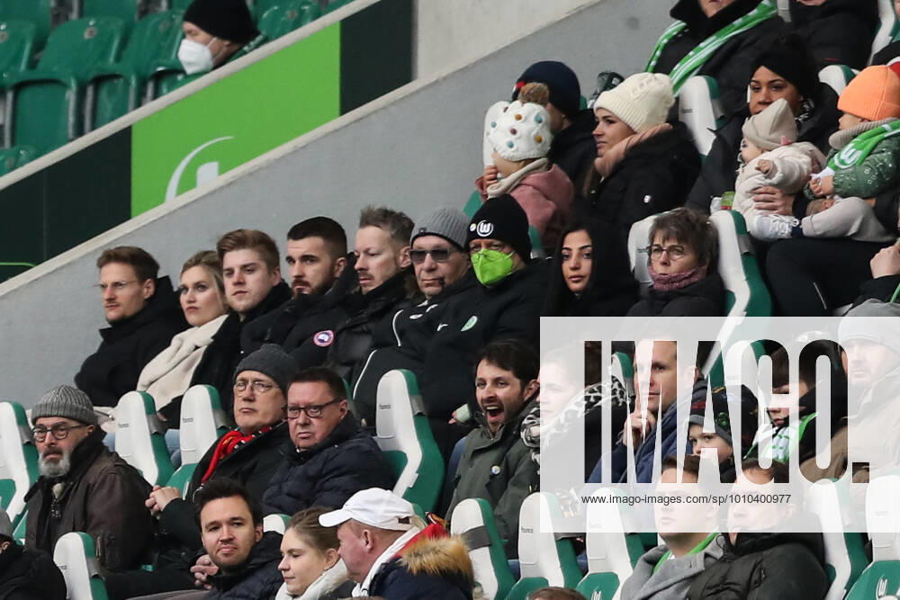 Dilara Kruse Ehefrau von Max Kruse und Frank Kruse der Vater von Max Kruse (VfL Wolfsburg,9) schauen sich das Spiel an - 1 Fussball Bundesliga Saison 2021-2022 Punktspiel VfL Wolfsburg vs. 1. FC Union Berlin in der Volkswagen Arena in Wolfsburg - Fussball,Deutschland,Mann,Männer