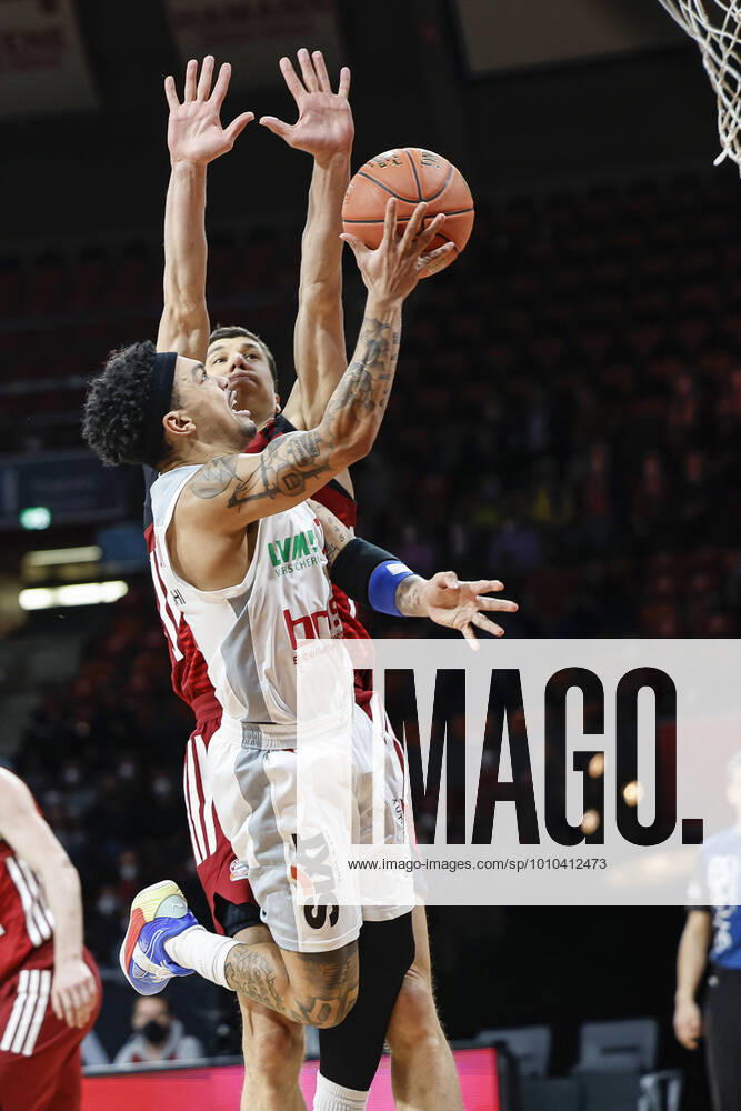 Vorne Justin Robinson (Brose Bamberg, 12) hinten Vladimir Lucic (Bayern München, 11) FC Bayern München - Brose Bamberg - easyCredit-BBL - - Basketball Saison 2021 22 Spieltag 23, - 06.03.2022 Audi Dome