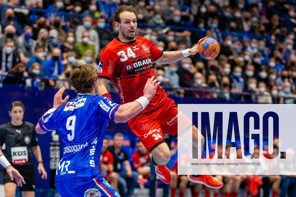 V.l. Jonathan Carlsbogard (TBV Lemgo Lippe 9), Kai Haefner (MT Melsungen 34) TBV Lemgo Lippe vs. MT Melsungen, Handball, DHB-Pokal, 2021 2022, Viertelfinale, 06.03.2022 Lemgo