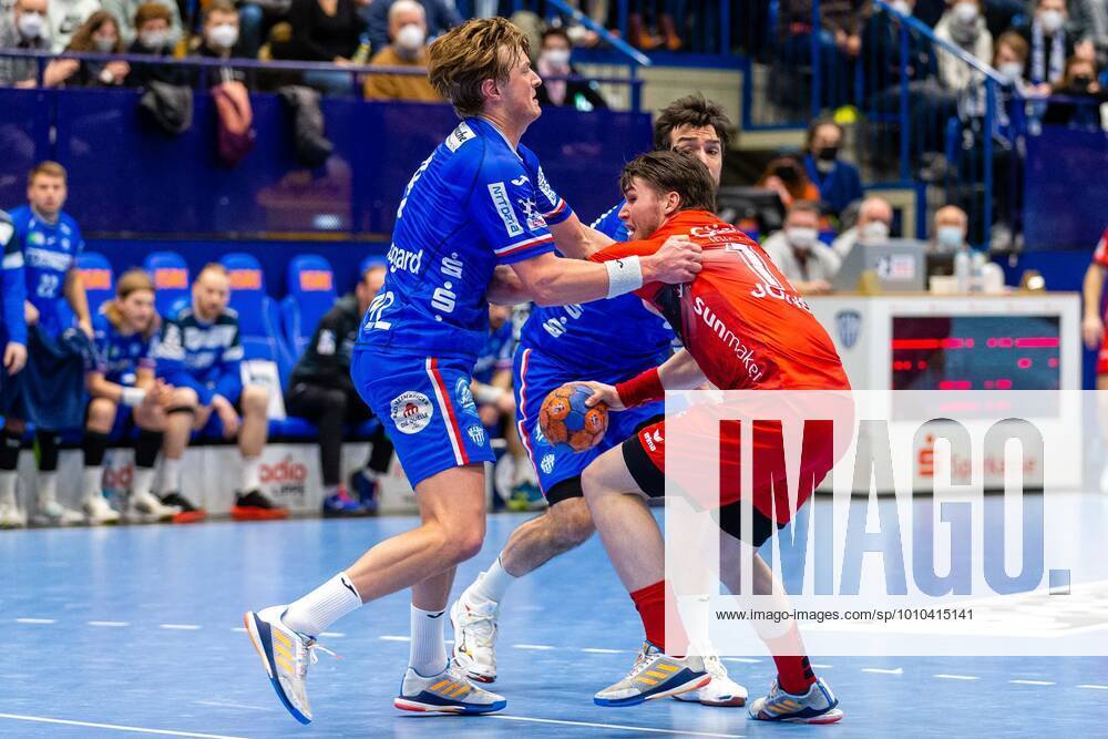 V.l. Jonathan Carlsbogard (TBV Lemgo Lippe 9), Elvar Oern Jonsson (MT Melsungen 19), Gedeon Guardiola (TBV Lemgo Lippe 30) TBV Lemgo Lippe vs. MT Melsungen, Handball, DHB-Pokal, 2021 2022, Viertelfinale, 06.03.2022 Lemgo