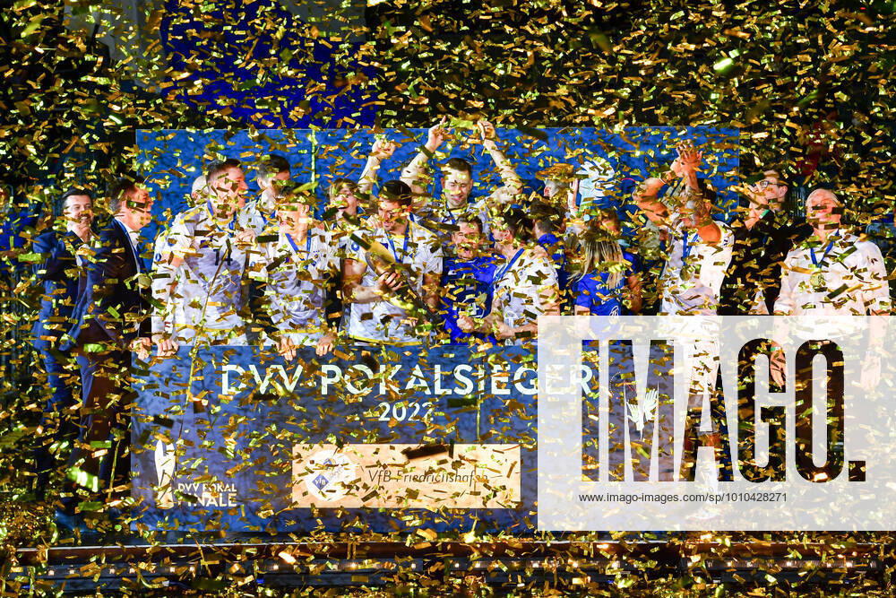 KW09 DVV_Pokal SVG Lueneburg - VfB Friedrichshafen 06.03.22 DVV-Pokal, Volleyball, Herren, Saison 2021 22, SVG Lueneburg (in dunkelblau) vs VfB Friedrichshafen (in Weiss), Konfettiregen mit Pokalsieger,