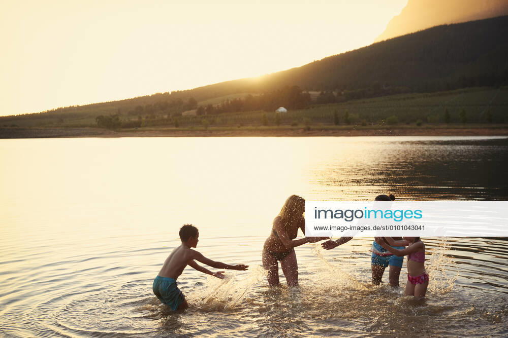 Baden,abendsonne,familie,wasserschlacht