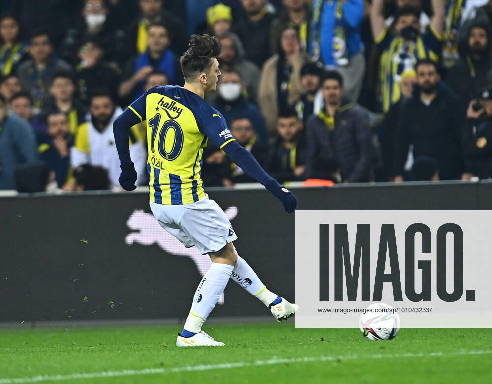 Mesut Ozil of Fenerbahce during the Turkish Super League football match between Fenerbahce and Trabzonspor at Ulker Stadium n Istanbul , Turkey on March 06 , 2022. ( Photo : Seskimphoto ) Fenerbahce vs Trabzonspor 06032022