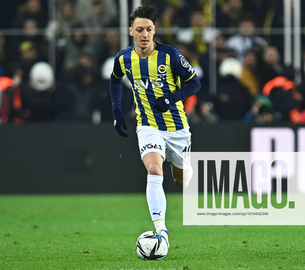 Mesut Ozil of Fenerbahce during the Turkish Super League football match between Fenerbahce and Trabzonspor at Ulker Stadium n Istanbul , Turkey on March 06 , 2022. ( Photo : Seskimphoto ) Fenerbahce vs Trabzonspor 06032022