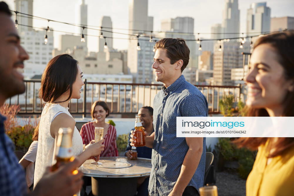 IMAGO Creative, Urban Lifestyle IMAGO Kreativ: Urbane Kultur - Sommer auf den Dächern freunde,dachterrasse,hausparty