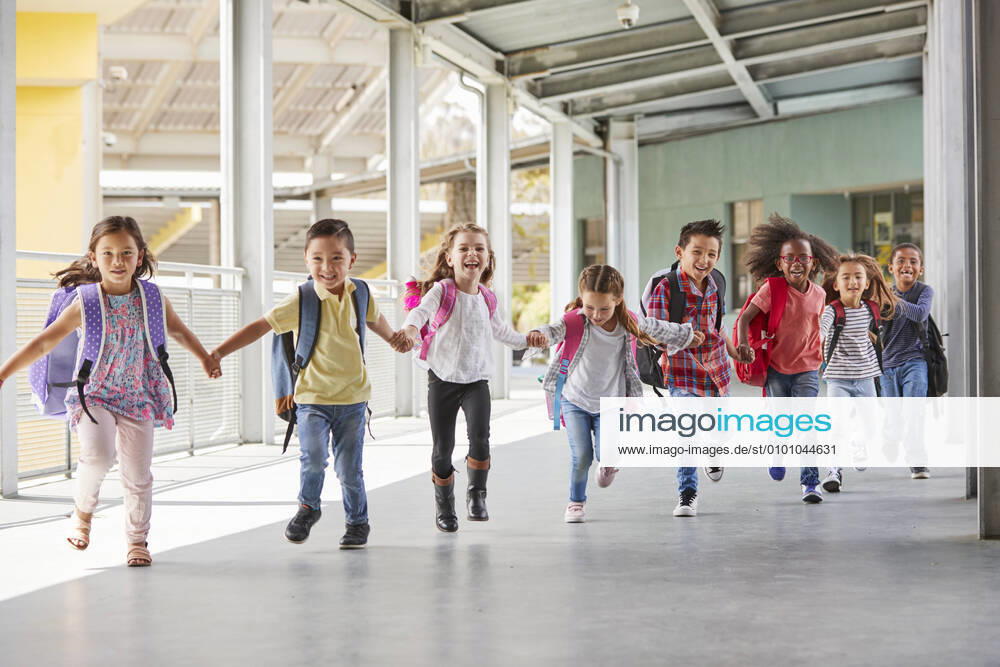 IMAGO Creative: Gesellschaft, Schule, Schulanfang rennen,hand halten,grundschüler