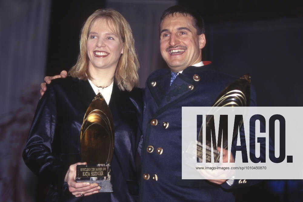Katja SEIZINGER, GER, Skifahrerin, und Georg HACKL, Rodler, mit der Ehrung Sportlerin und Sportler des Jahres 1998, Dezember 1998, Â