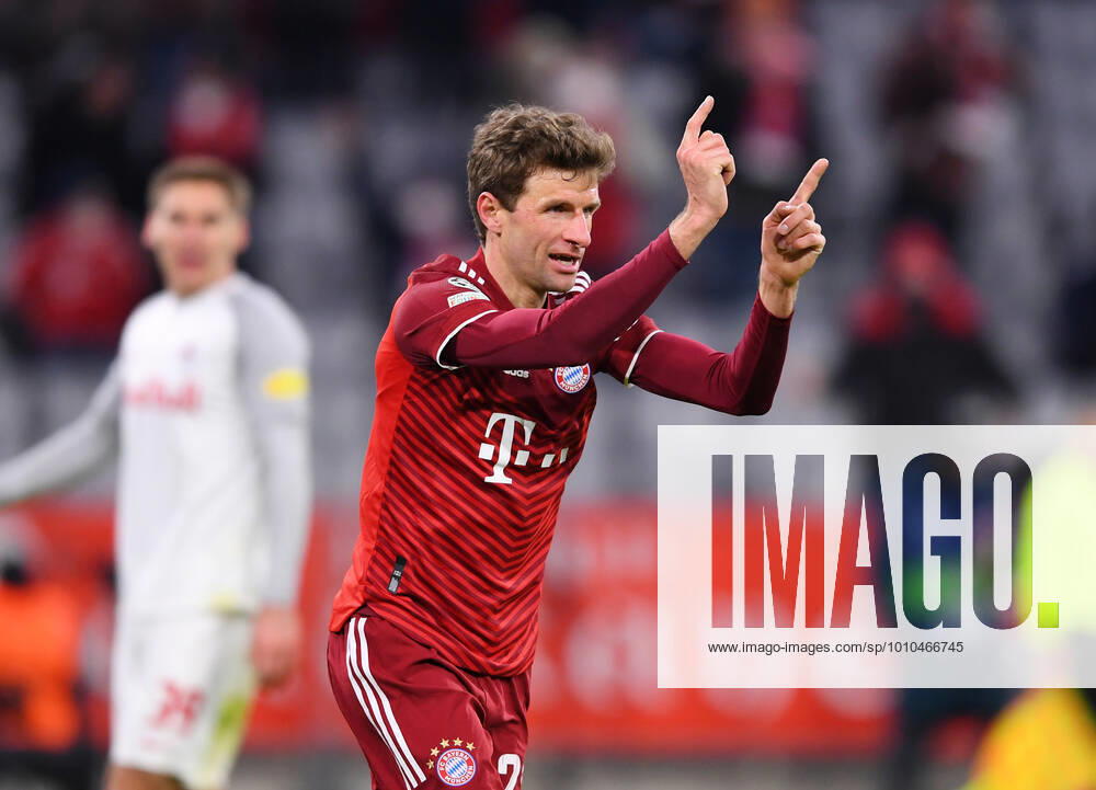 FUSSBALL CHAMPIONS LEAGUE SAISON 2021 2022 Achtelfinal Rueckspiel FC Bayern Muenchen - FC Salzburg 08.03.2022 JUBEL FC Bayern Muenchen; zweifacher Torschuetze Thomas Mueller