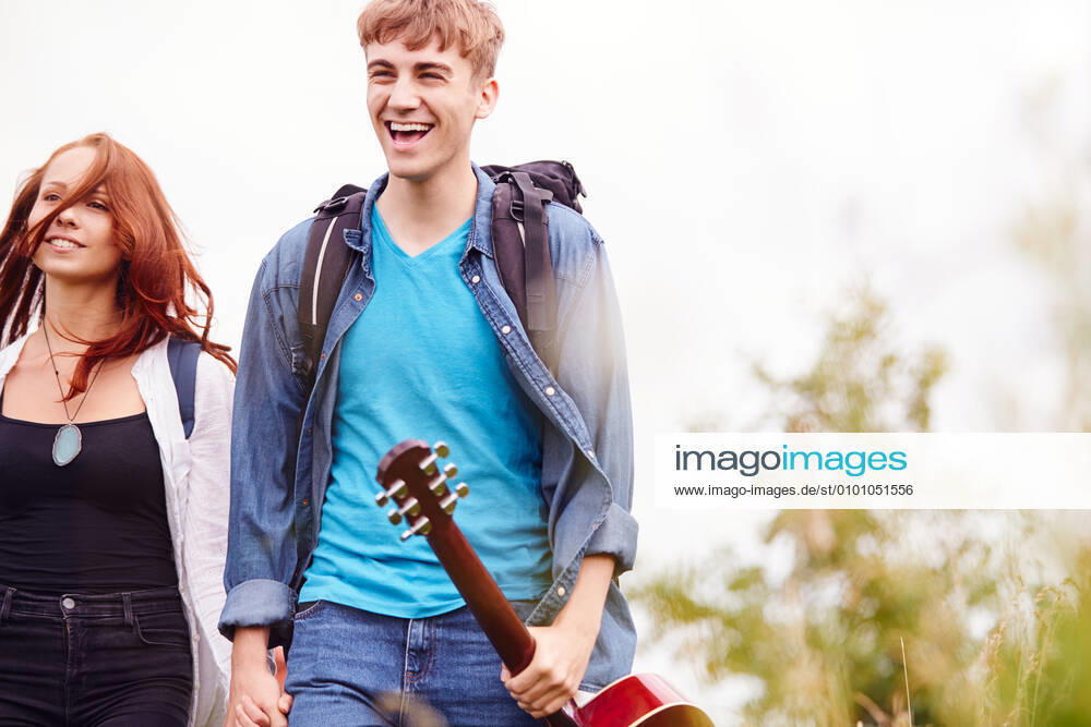 IMAGO Creative, Jahreszeit Sommer, Sommerferien paar,gitarre,sommerferien