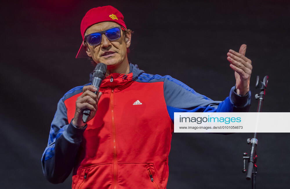 Bilder des Jahres 2020, Entertainment 05 Mai Entertainment Themen der Woche KW21 CARantäne - Lachen ist gesund! mit Matze Knop Unterhaltung: CARantäne - Lachen ist gesund! mit Matze Knop am 20.05.2020 im Autokino in Recklinghausen (Nordrhein-Westfalen). Matze Knop steht im Autokino in Recklinghausen auf der Bühne Recklinghausen Autokino Nordrhein-Westfalen Deutschland