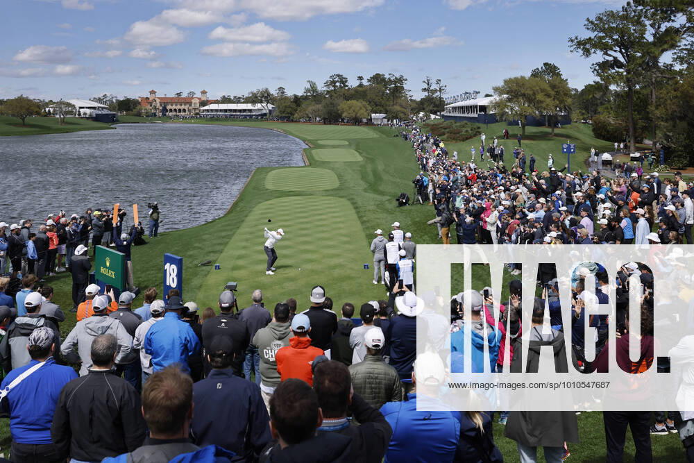 KW10 PONTE VEDRA BEACH, FL - MARCH 12: General view as Rory McIlroy of Northern Ireland hits a drive at the 18th hole during the weather delayed completion of the first round of THE PLAYERS Championship on the Stadium Course at TPC Sawgrass on March 12, 2022 in Ponte Vedra Beach, Florida. (Photo by Joe Robbins Icon Sportswire) GOLF: MAR 12 PGA, Golf Herren - THE PLAYERS Championship Icon573220312005