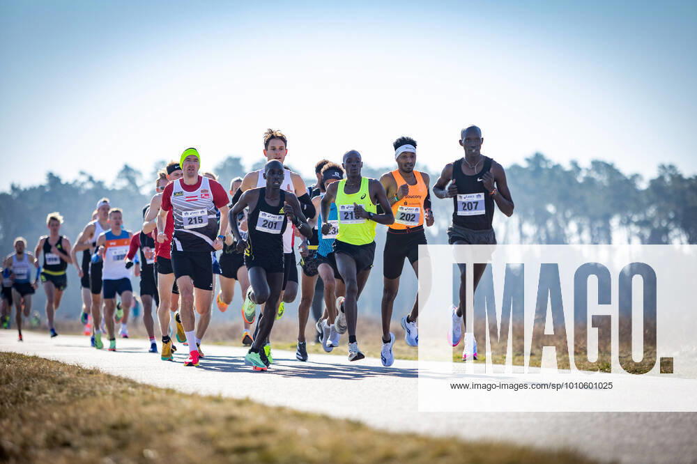 KW10 Berlin Invitational Run; Zeuthen bei Berlin, 13.03.2022 Die Spitzengruppe der Maenner ueber 10km mit (von links): Andreas Vojta (AUT), dem spaeteren Sieger Vincent Kiprotich Kibet (KEN), Mica Kiplagat Cheserek (KEN), Samuel Fitwi Sibhatu (LG Vulkaneifel) und Evans Kimtai Kipruto (KEN); Berlin Invitational Run am 13.03.2022 in Zeuthen (Brandenburg).
