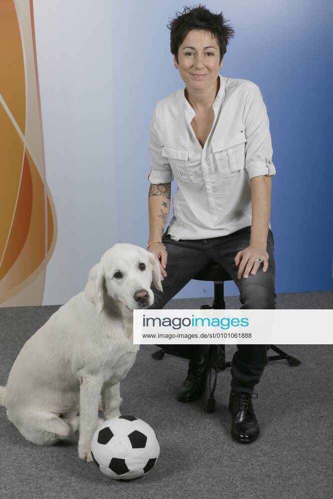 1101 Dunja Hayali (Morgenmagazin-Moderatorin beim ZDF) mit ihrem Hund Emma Riverboat beim MDR in Leipzig 290814 2014 Fototermin Leipzig Sachsen Germany