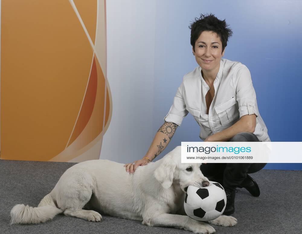 1101 Dunja Hayali (Morgenmagazin-Moderatorin beim ZDF) mit ihrem Hund Emma Riverboat beim MDR in Leipzig 290814 2014 Fototermin Leipzig Sachsen Germany