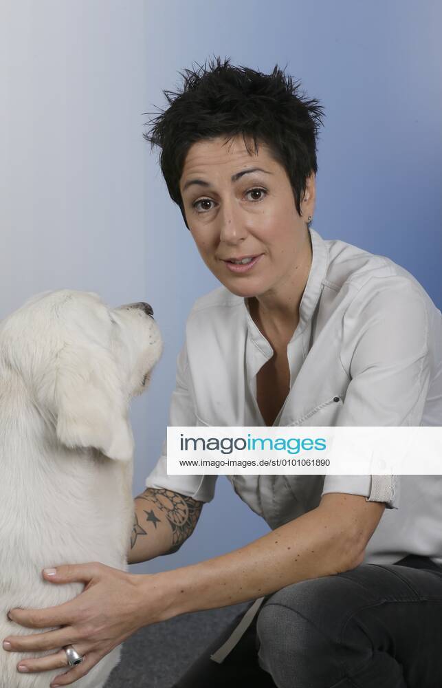 1101 Dunja Hayali (Morgenmagazin-Moderatorin beim ZDF) mit ihrem Hund Emma Riverboat beim MDR in Leipzig 290814 2014 Fototermin Leipzig Sachsen Germany