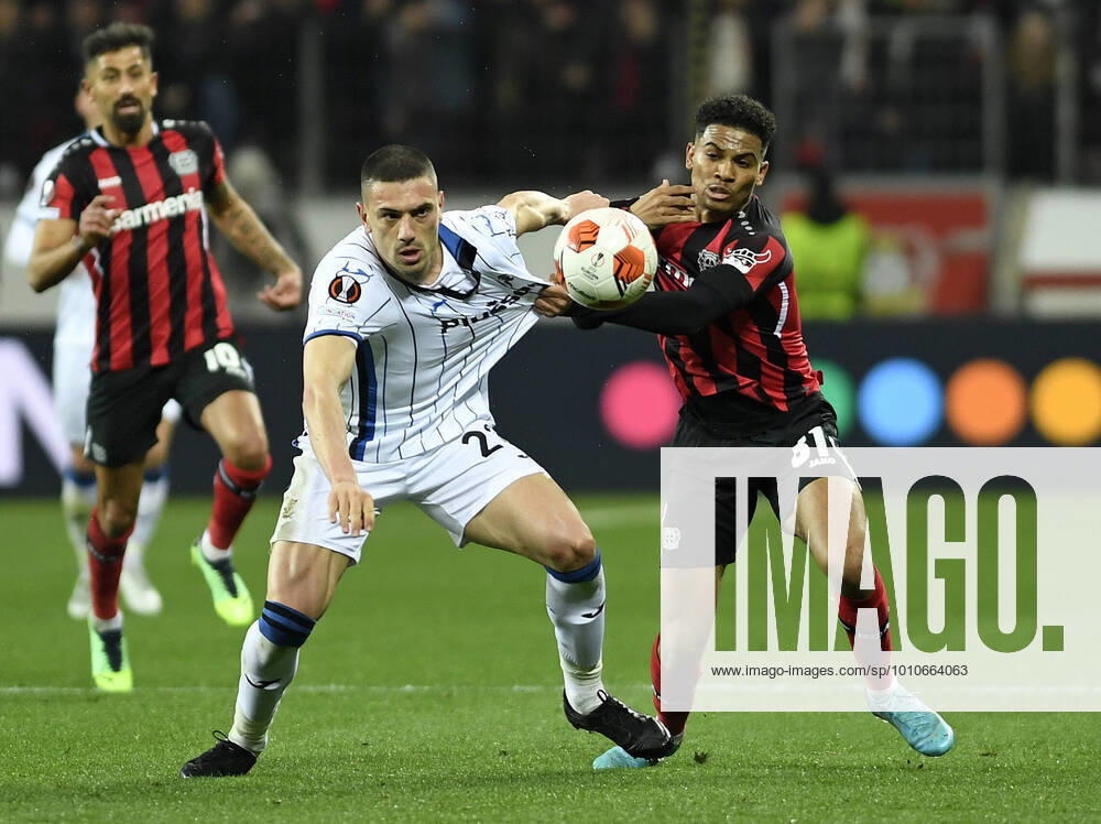 Leverkusen, Deutschland, BayArena, Bayer 04 Leverkusen vs. Atalanta Bergamo - UEFA Europa League - Achtelfinale, Merih Demiral (Atalanta Bergamo) und Amine Adli (Bayer 04 Leverkusen) im Zweikampf (Foto Ralf Treese) Leverkusen BayArena Nordrhein-Westfalen Deutschland