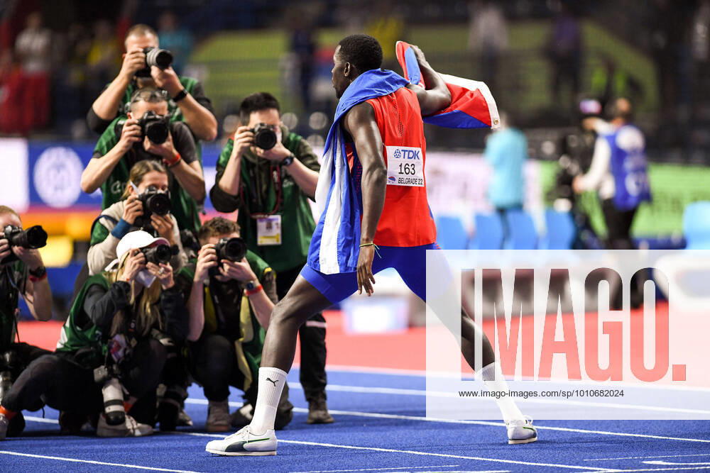 Leichtathletik , Hallen-Weltmeisterschaften 2022, v.l. Lazaro Martinez (Kuba) posiert nach seinem Dreisprung-SIeg Belgrad