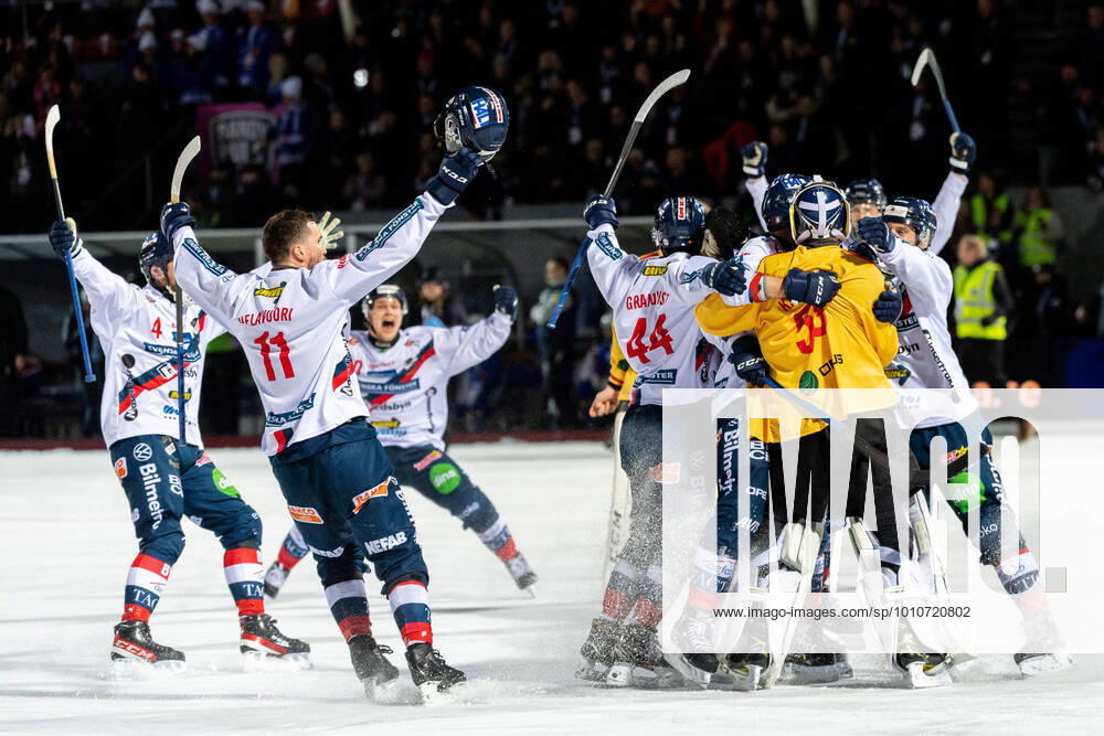 Edsbyns spelare jublar efter segern i finalen i Elitserien mellan Villa Lidköping och Edsbyn den 19 mars 2022 i Uppsala.