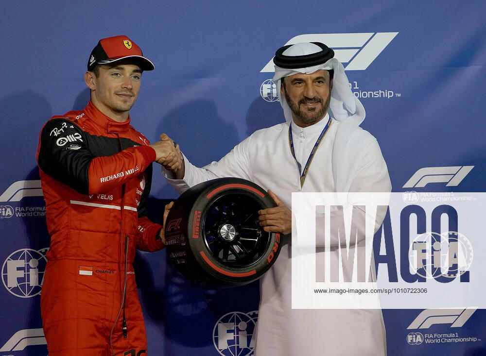 Bahrain International Circuit, Sakhir, Formula 1 Gulf Air Bahrain Grand Prix 2022 ,im Bild Den Polepositionaward aus den Händen von FIA Präsident Mohammed bin Sulayem für Charles Leclerc (MCO), Scuderia Ferrari (Foto EU-Images) Sakhir Bahrain International Circuit Bahrain