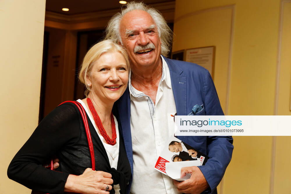 981 Achim Wolff und Ehefrau Rita Feldmeier bei der Premiere der Komoedie Der Mann, der sich nicht traut am 09.08.2015 im Theater am Kurfuerstendamm in Berlin - Berlin Berlin Deutschland, Germany