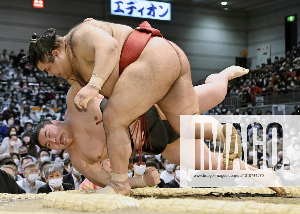 KW11 Spring Grand Sumo Tournament Takayasu defeats Wakamotoharu on the eighth day of the Spring Grand Sumo Tournament at Edion Arena Osaka on March 20, 2022. A14AA0001270925P