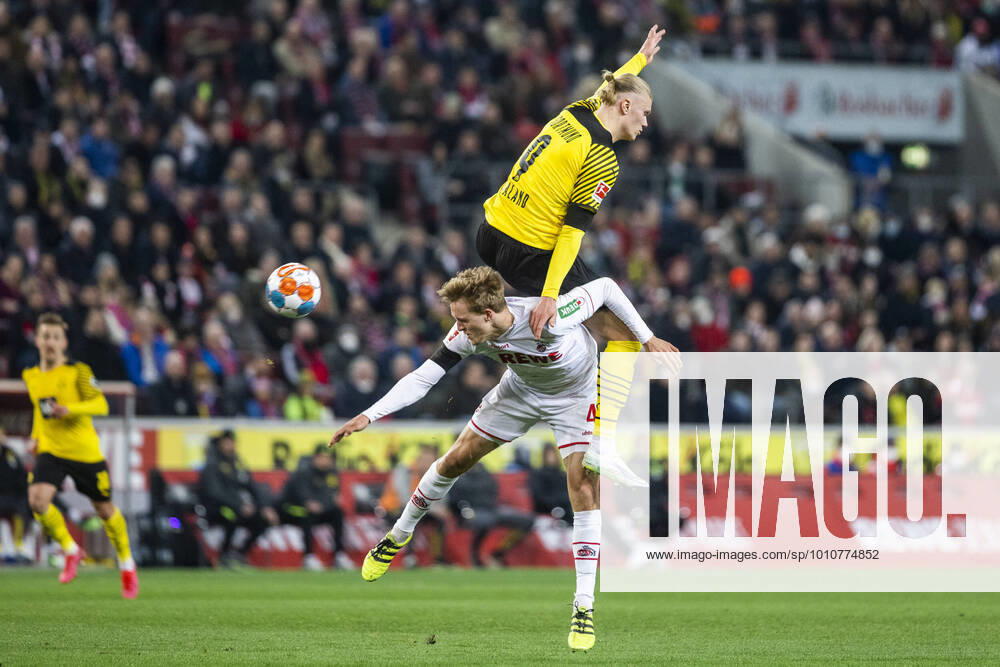 KW11 Köln, RheinEnergieStadion, 20.03.22: Erling Haaland (Dortmund) oben gegen Timo Hübers (Köln) im Spiel der 1.Bundesliga 1.FC Köln vs. Borussia Dortmund.