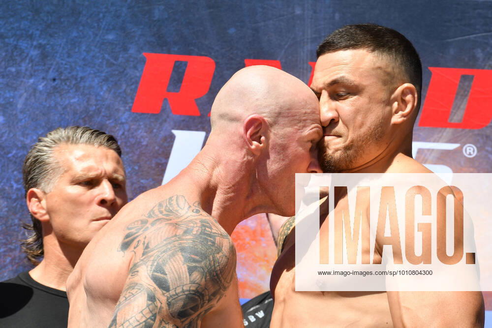 KW12 BOXING WILLIAMS HALL WEIGH IN, Sonny Bill Willams (right) and Barry Hall (left) clash during the weigh-in ahead of their Turf War bout, Sydney, Tuesday, March 22, 2022. ( NO ARCHIVING, , NO USE IN BOOKS WITHOUT CONSENT SYDNEY NSW AUSTRALIA